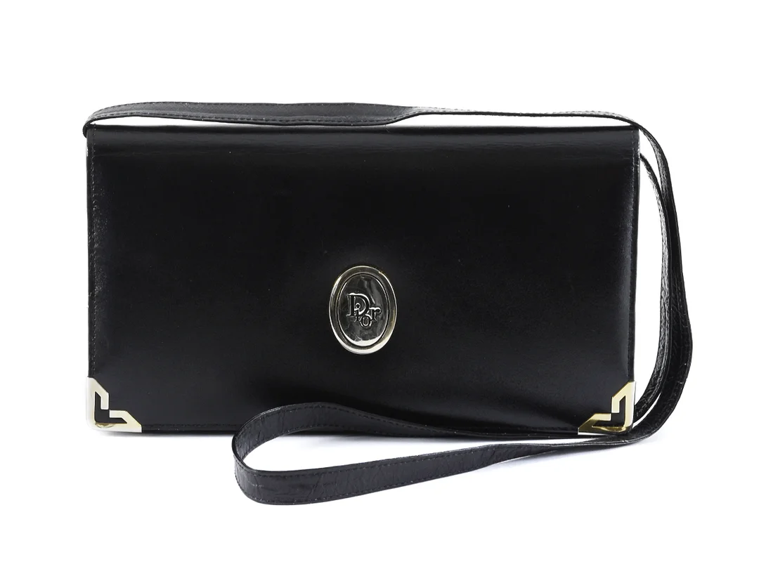VÄSKA, CHRISTIAN DIOR, vintage, svart läder, 26x14x3 cm, infälld portmonnä, avtagbar axelrem. Visst slitage. — Accessoarer/Väskor — Kaplans