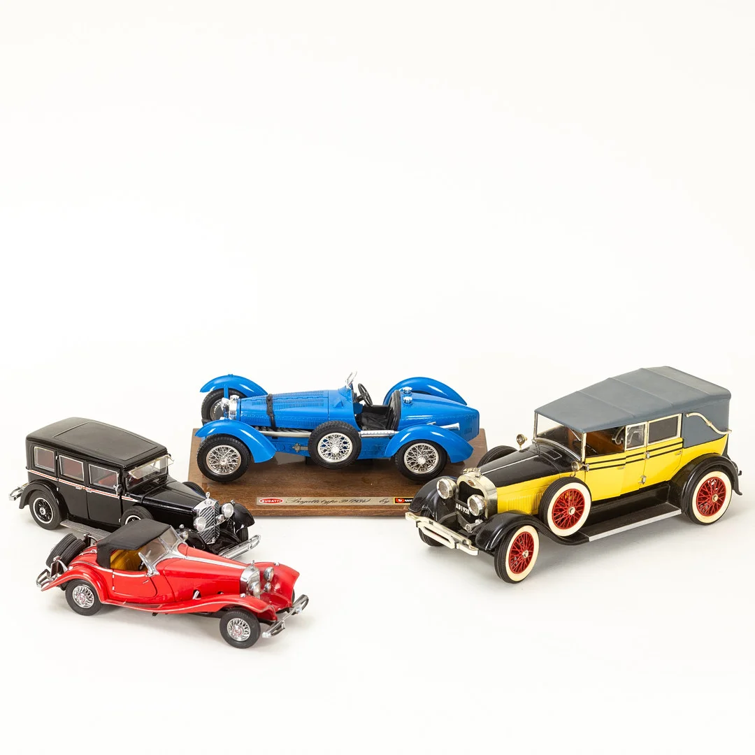 Vier Oldtimer Modelle: Bugatti, Mercedes Benz, Jaguar, Kunststoff/Blech (4). — Model cars — Stockholms Auktionsverk Hamburg