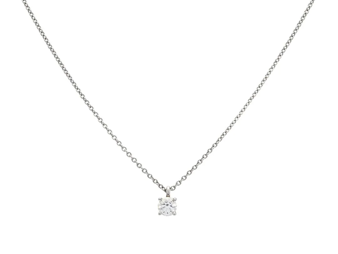 TIFFANY & CO, enstenshänge med kedja, platina, briljantslipad diamant 0,29 ct, W(H)/VS1, längd 41 cm, vikt 2,4 g, originalask, ytterkarting, certifikat, påse. — Smycken/Hänge med kedja — Kaplans