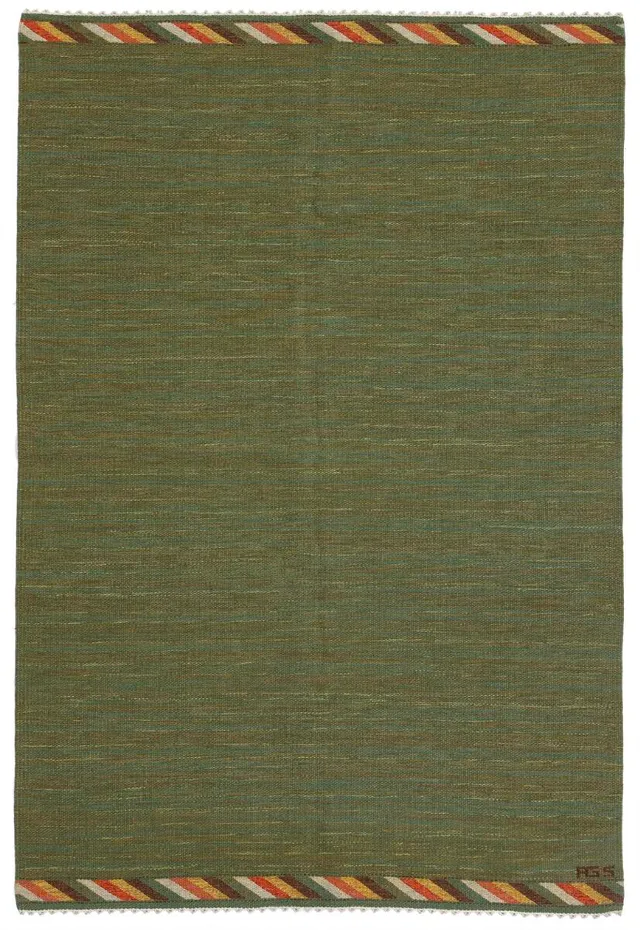 Anna-Greta Sjöqvist: Håndvævet tæppe af uld i “rölakan” teknik. Green base with stribed end borders. L. 243 cm.