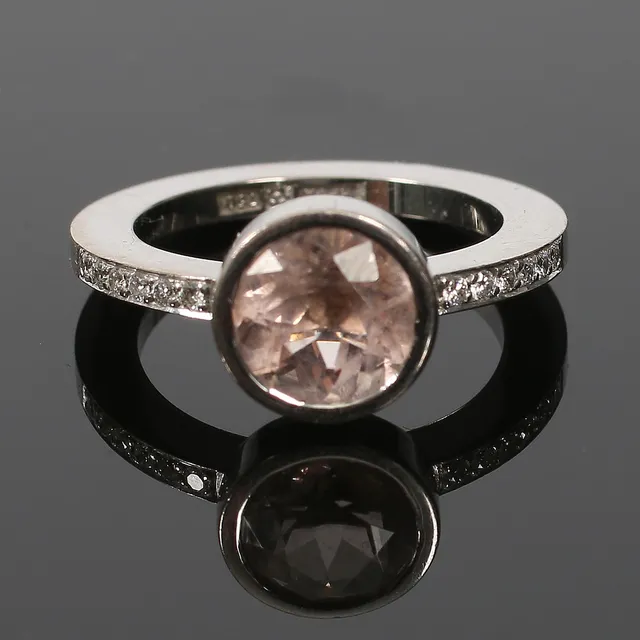 EFVA ATTLING. Ring, 18k vitt guld, med morganit ca. 2 ct. och 12 briljantslitapde diamanter tot. 0,10 ct, Stockholm. 2010-tal.