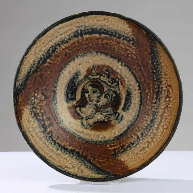 JAIS NIELSEN (1885-1961). Unik stentøjsskål udsmykket med håndmalet figurmotiv, dateret 1946, Royal Copenhagen, Danmark.