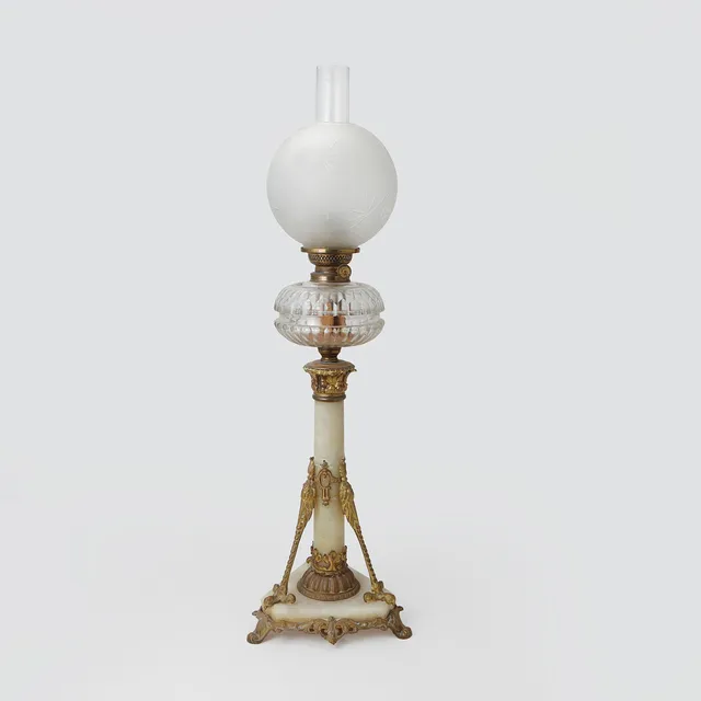BORDSFOTOGENLAMPA, sten och mässing med glaskupa, 18/1900-tal.