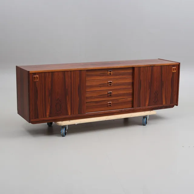 ERIK WÖRTZ. Sideboard, "Ladoga", jakarandafanér, för IKEA, 1960/70-tal, introducerad 1967.