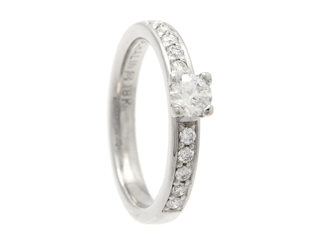 SCHALINS, ring, Norrsken Himla, 18K vitguld, briljantslipad diamant ca 0,25 ct, ca TW/VS, 10 briljantslipade diamanter ca 0,20 ctv, ca TW-TCr/VS-SI, stl 16,5 mm, vikt 4,2 g, mittstenen har litet nagg på kuletten. — Smycken/Ring — Kaplans