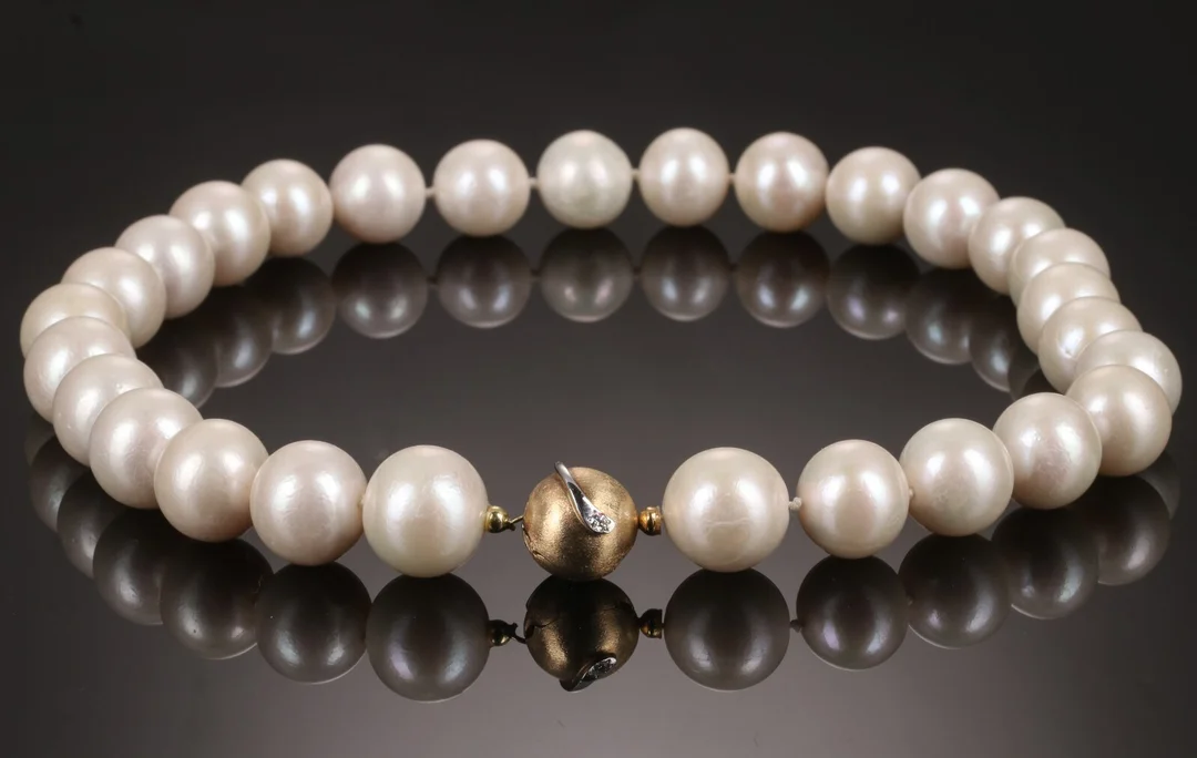 Per Borup. Kuglelås med brillant med South Sea perlehalskæde (2) — Jewellery/Necklaces, pendants — Lauritz
