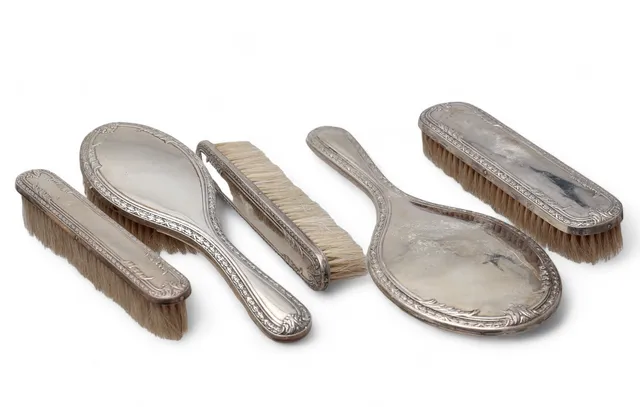 Vanity set in silver and carved glass, 20th Century.