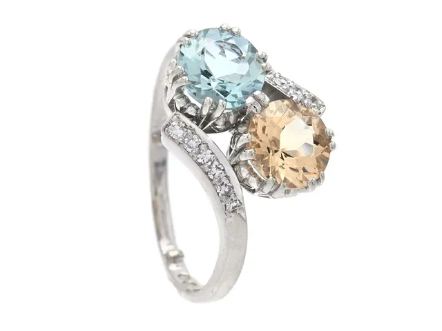 SYSKONRING, platina, akvamarin 0,92 ct, heliodor 0,92 ct, åttkantslipade diamanter ca 0,10 ctv, stl 17 mm, vikt 6,1 g, storleksändrande kulor i ringskenan.