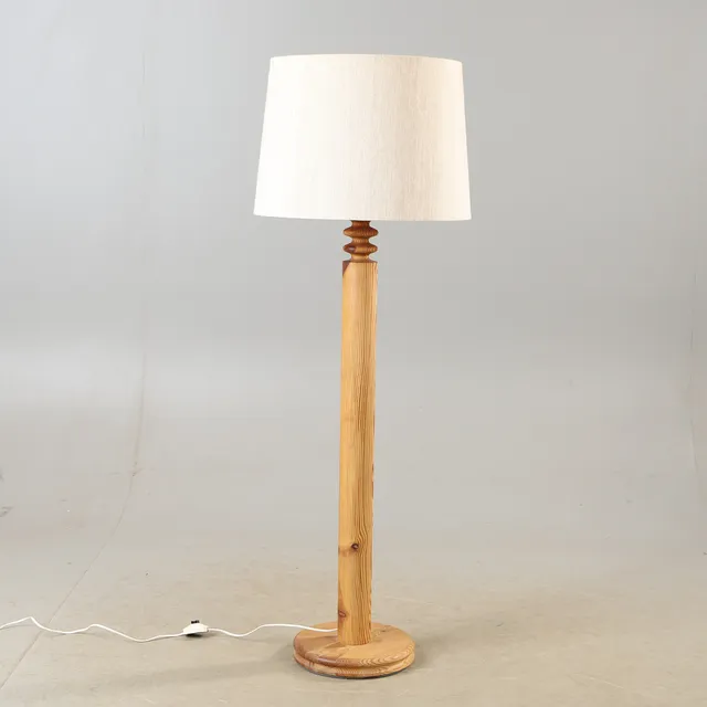 UNO OCH ÖSTEN KRISTIANSSON. Golvlampa, furu, Luxus.