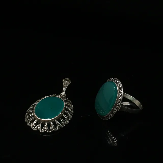 HÄNGE samt RING, silver med grön paste och markasiter, 1900-talets första älft.