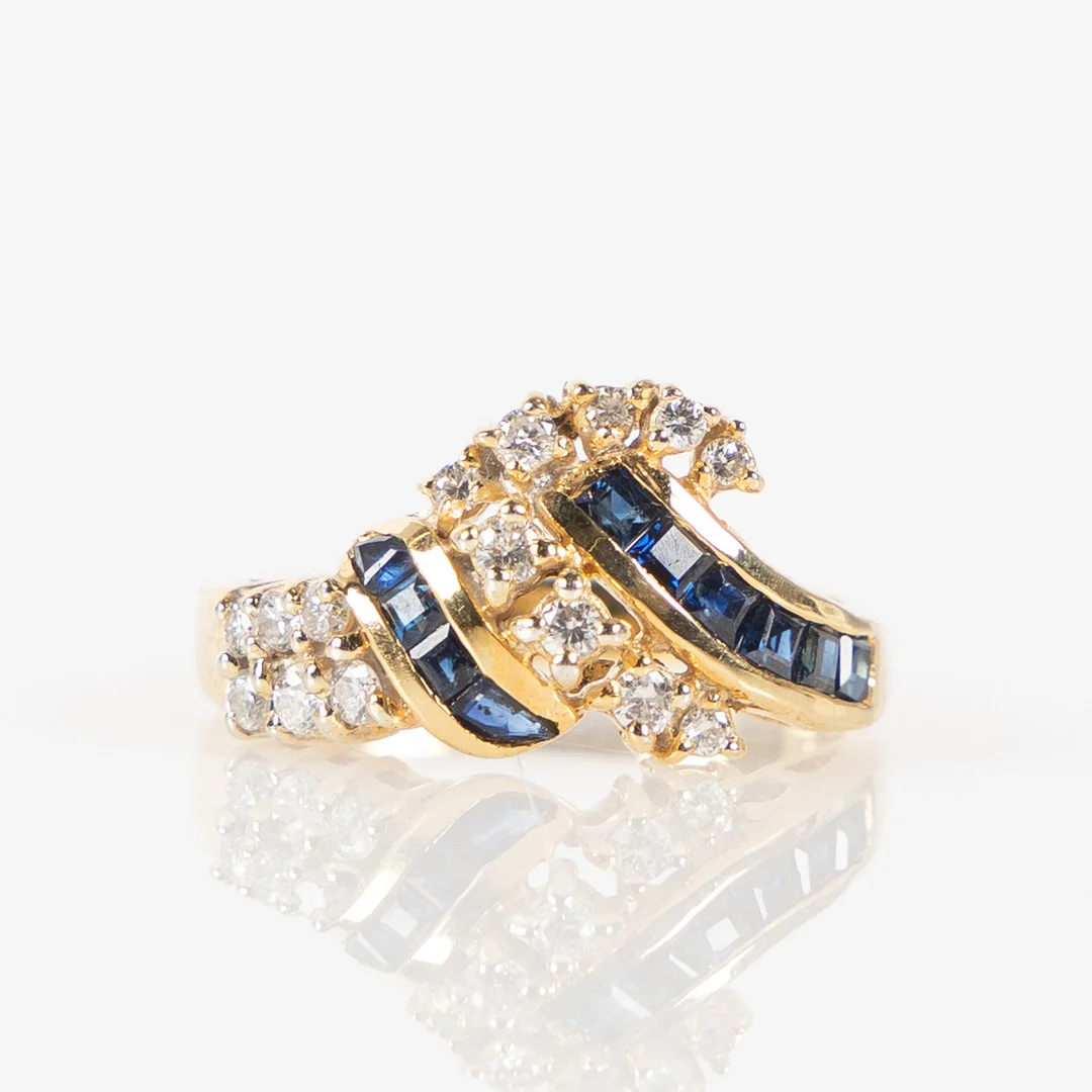 RING, 18K, med fasettslipade safirer och briljantslipade diamanter. — Rings — Stockholms Auktionsverk Helsingborg