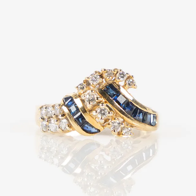 RING, 18K, med fasettslipade safirer och briljantslipade diamanter.