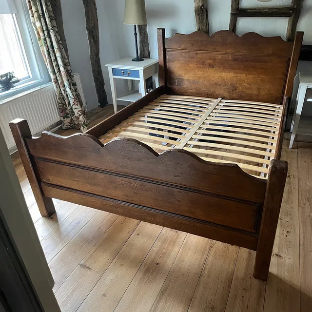 A 17TH CENTURY STYLE OAK DOUBLE BED FRAME.