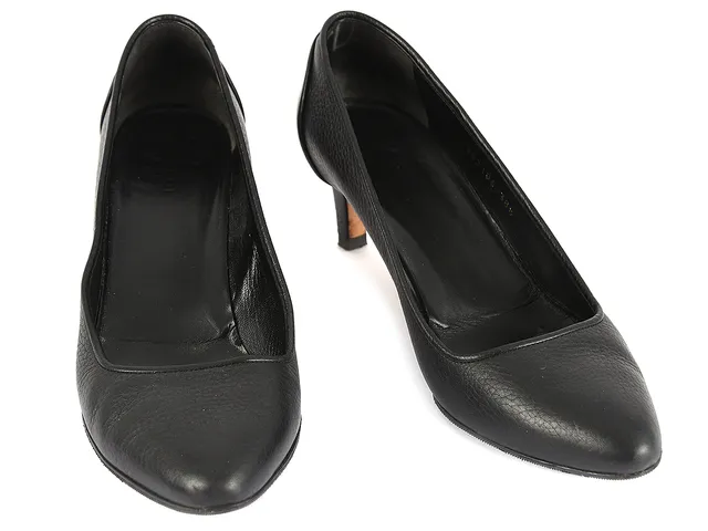 SKOR, GUCCI, pumps, svart skinn, stl 38½, klack 6cm, skopåse, kartong,