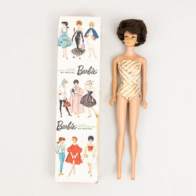 MATTEL INC, "Barbie", brunette bubble cut med originalkartong, 1960-tal.