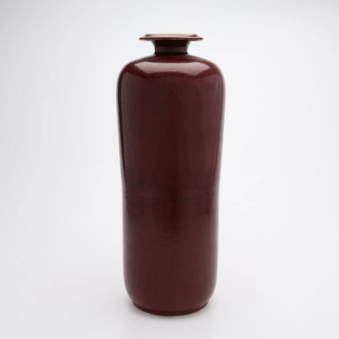 KJELL BOLINDER. GOLVVAS, OXBLODSGLASERAT STENGODS, HÖGANÄS 2001. — Ceramics & Porcelain — Crafoord Auktioner Lund