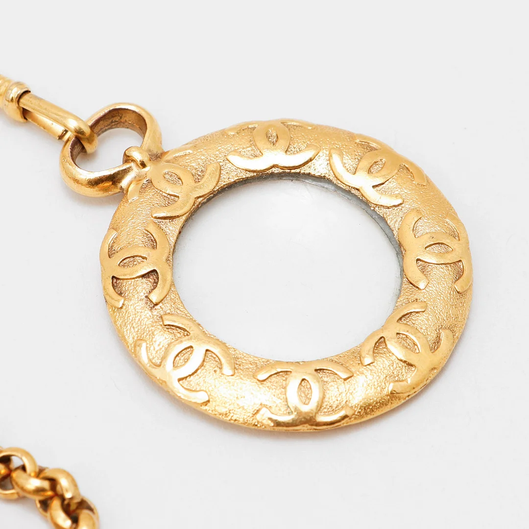 HÄNGE med FÖRSTORINGSGLAS och KEDJA, Chanel, 1970/80-tal. — Necklace — Göteborgs Auktionsverk