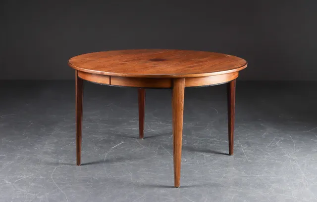 Gunni Omann for Omann Jun’s Møbelfabrik. Cirkulært spisebord af palisander med udtræk, model '55' (1+3)