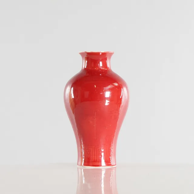 Vase af porcelæn, dekoreret med okseblodsglasur. Kina, 20. årh.