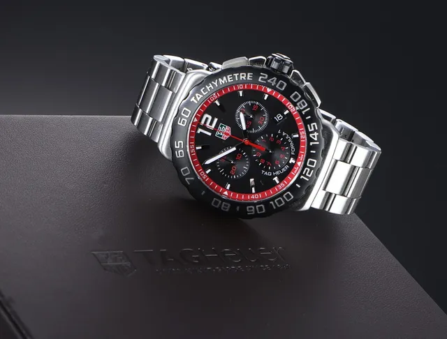 TAG Heuer 'Formula 1'. Herreur i stål med sort skive med dato - boks + cert. 2017