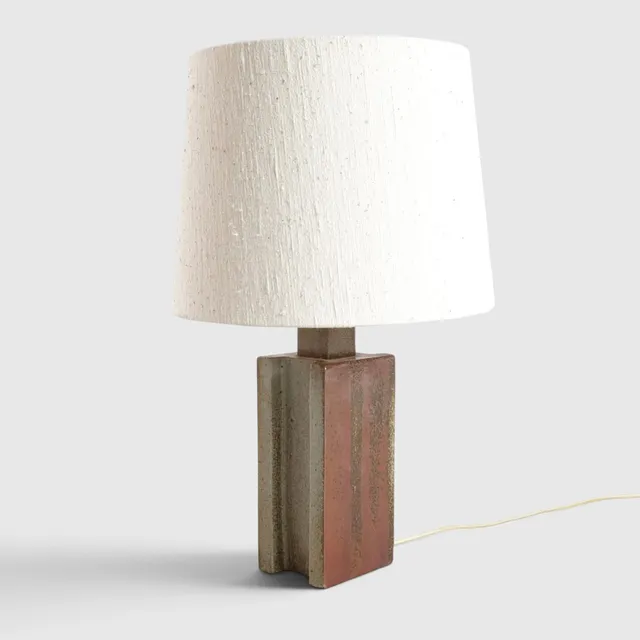 PER LINNEMANN SCHMIDT. Bordlampe af stentøj glaseret med. Udført og mærket hos Palshus, model 'SL7'. Danmark, 1950-60'erne.