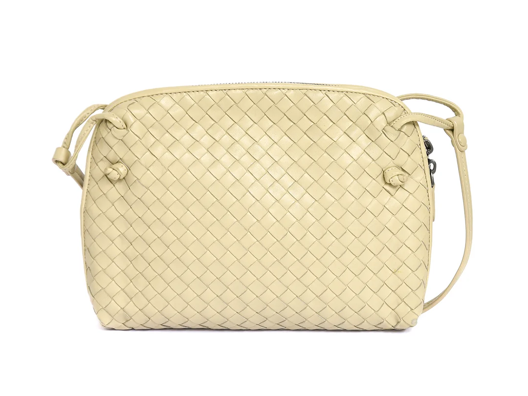 VÄSKA, BOTTEGA VENETA, intrecciato, beige flätat läder, 23x17x5cm, dustbag. — Accessoarer/Väskor — Kaplans