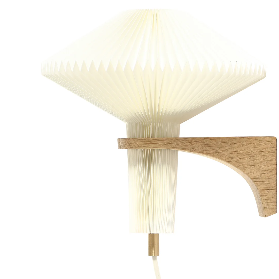 Vilhelm Wohlert for Le Klint. Oak wall lamp, model 204 — Lamps and lighting/Wall lighting — Lauritz