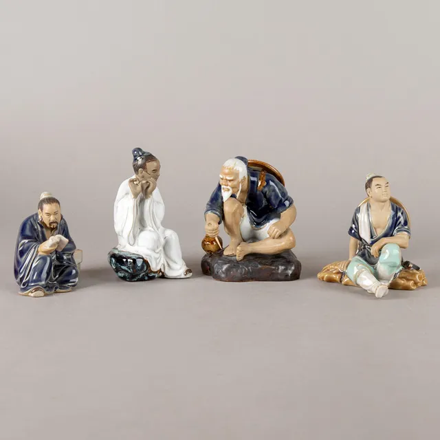 Kleine Sammlung, vier sitzende Figuren, Shiwan ware, Kanton, 20. Jh.