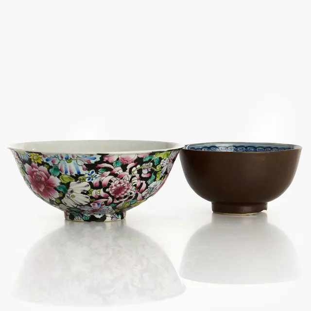 SKÅLAR (2 st), porslin, Kina, dekor i imari med cafe au lait-glasyr, 1700-tal, samt dekor i emaljfärger av blommor, 1900-talets första hälft.