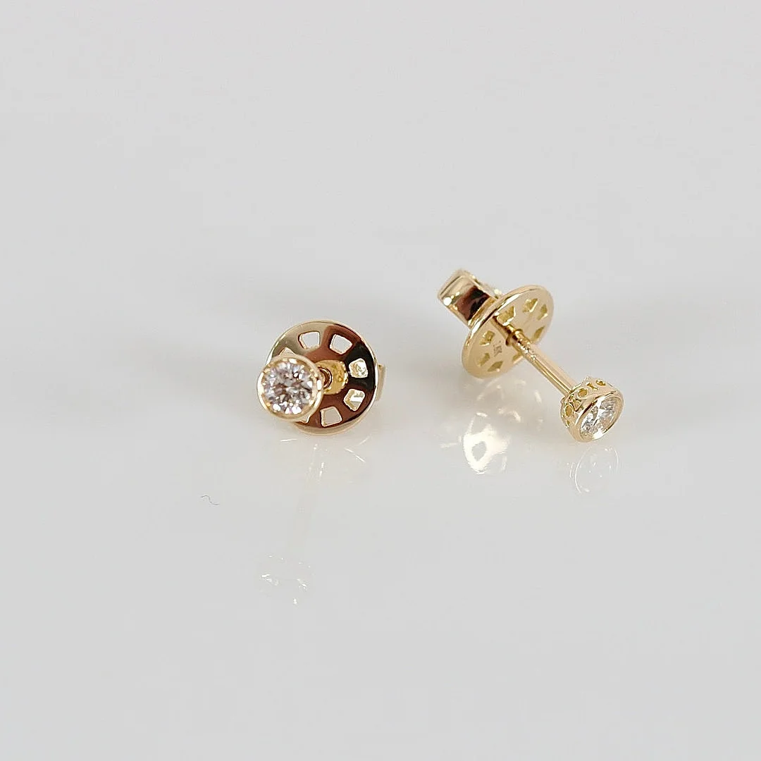ENSTENSÖRHÄNGEN, 0,16ct, 18K. — Earrings — Halmstads Auktionskammare