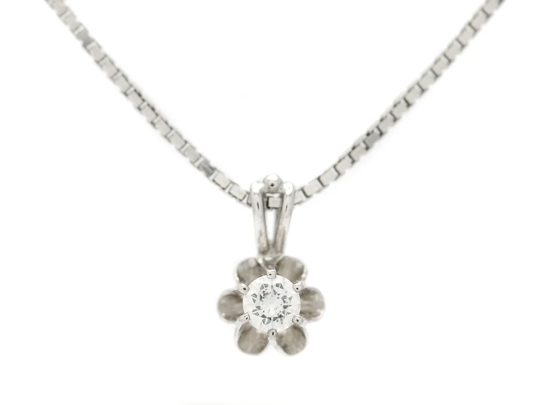 HÄNGE/KEDJA, 18K vitguld, briljantslipad diamant ca 0,21 ct ca W(H)/SI-P, längd 42 cm, vikt 4,4 g. — Smycken/Hänge med kedja — Kaplans