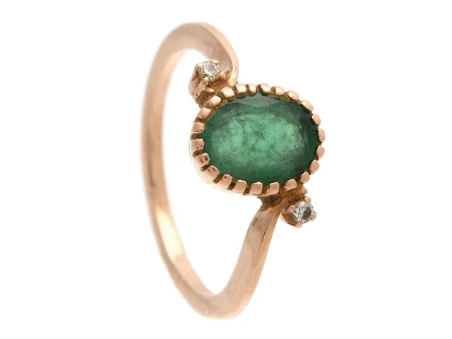 RING, 14K guld, ovalslipad smaragd, 2 åttkantslipade diamanter ca 0,02 ctv, stl 16,75, något skev skena, vikt 2,1 g.