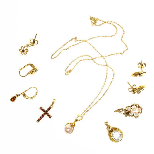 Set Schmuck, unterschiedliche Legierungen und Steinbesatz, Perlen (8).