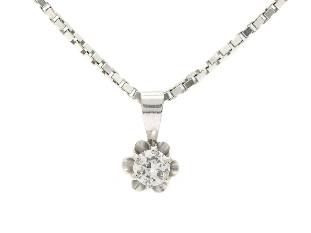 HÄNGE/KEDJA, 18K vitguld, briljantslipad diamant 0,25 ct ca W/SI, längd 42 cm, vikt 5,8 g. — Smycken/Hänge med kedja — Kaplans