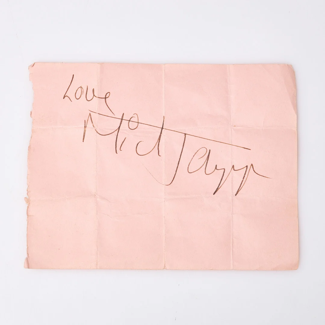 MICK JAGGER, signerat rosa papper, London 1973. — Music memorabilia — Stockholms Auktionsverk Sickla