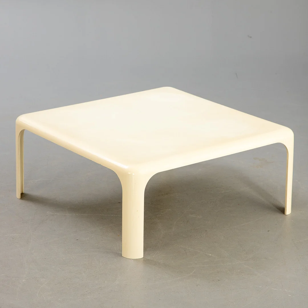 VICO MAGISTRETTI. Sofatisch in Kunststoff, Studio Artemide Mailand, Italien. — Coffee Tables — Stockholms Auktionsverk Hamburg