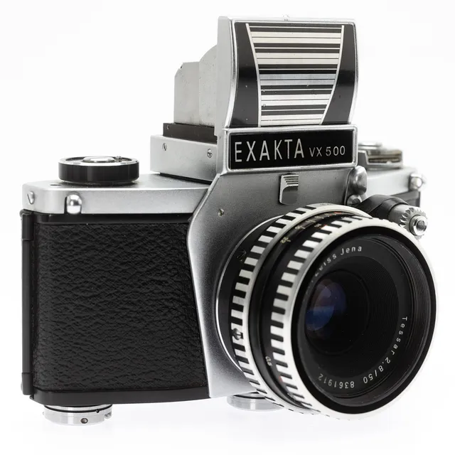 Exakta VX 500, 35mm-Spiegelreflexkamera (SN 1548634) mit Carl Zeiss Jena Tessar 1:2,8/50mm ( SN 8361912 ) Objektiv.