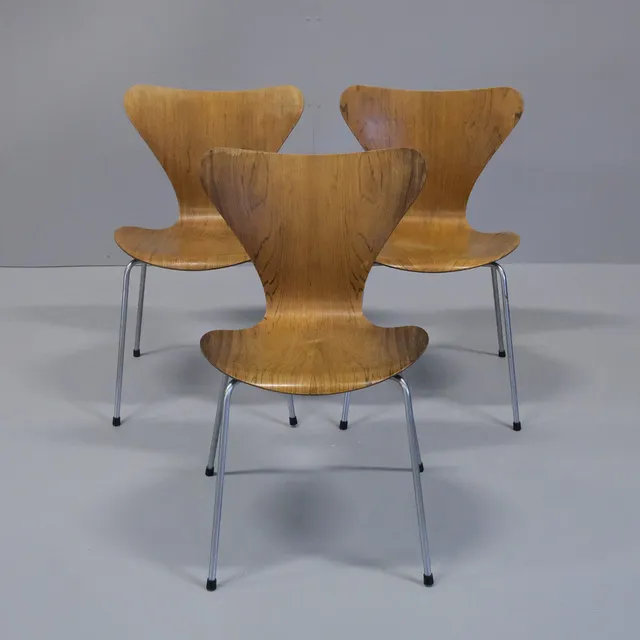 ARNE JACOBSEN. STOLAR, "SJUAN", FÖR FRITZ HANSEN, TRE STYCKEN.