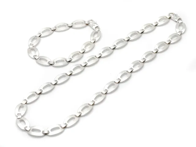 COLLIER OCH ARMBAND sterlingsilver, matterad yta, längd 43,5 cm resp 19 cm, vikt totalt 35,2 g.