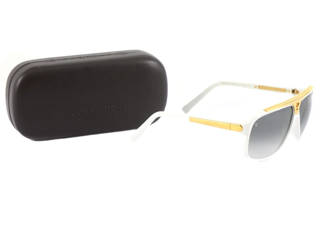 SOLGLASÖGON, LOUIS VUITTON, Z0240W 667, vita bågar, svarta glas, etui. — Accessoarer/Solglasögon — Kaplans