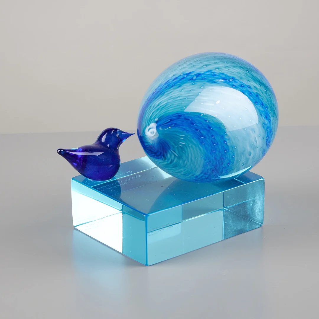 REIMA MAARONEN (1957). GLASSKULPTUR, fågel och ägg, signerad Reima Maaronen Fiskars samt daterad 2005. — Art glass — Stockholms Auktionsverk Helsinki