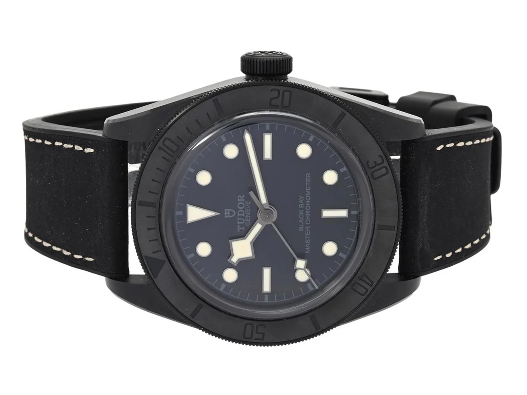 TUDOR, Geneve, Heritage, Black Bay Ceramic, Master Chronometer, Cal MT5602, Serie nr. 039W5Q8, Ref nr. 79210CNU, Boett nr. 79210C, herrur, 41 mm, keramik/svart stål (PVD), automatisk, safirglas, NATO-band, gummiband, viklås i svart stål (PVD), cert, juni 2025, box, ytterkartong. — Klockor/Tudor — Kaplans