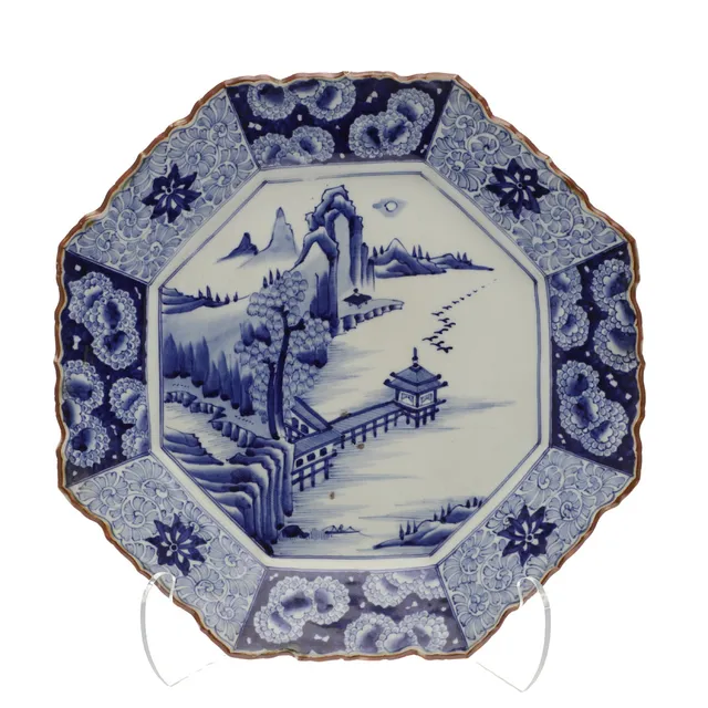 LARGE JAPANESE PORCELAIN CHARGER.