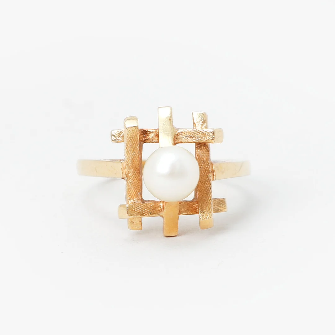 RING, 18k guld med odlad pärla, vikt 4.5 gram. — Rings — Göteborgs Auktionsverk