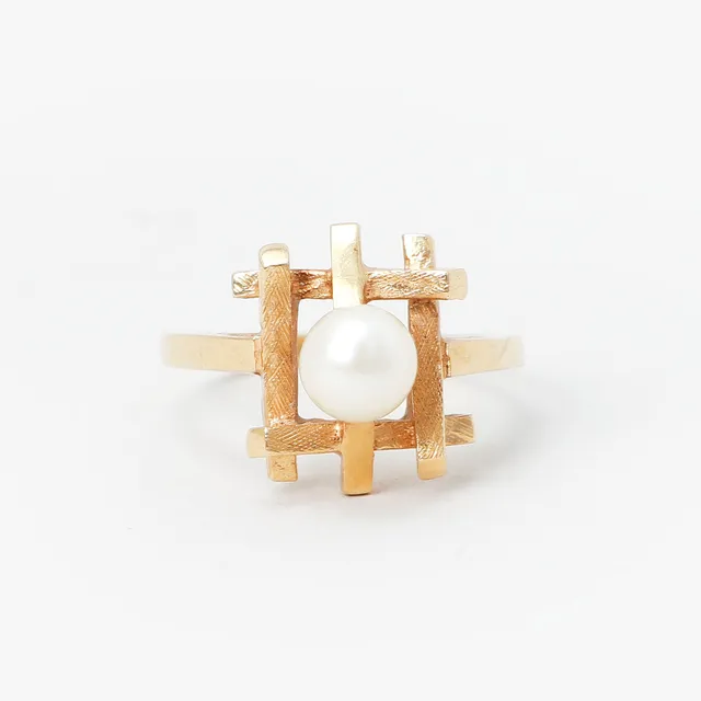 RING, 18k guld med odlad pärla, vikt 4.5 gram.