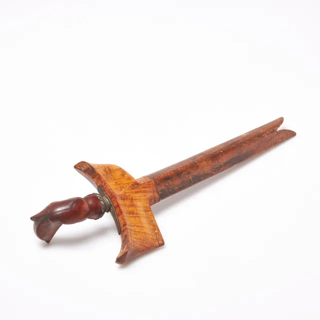 KRIS / KERIS, träskuret grepp, damaskerat blad, balja i trä, sannolikt Indonesien, 1800-tal.