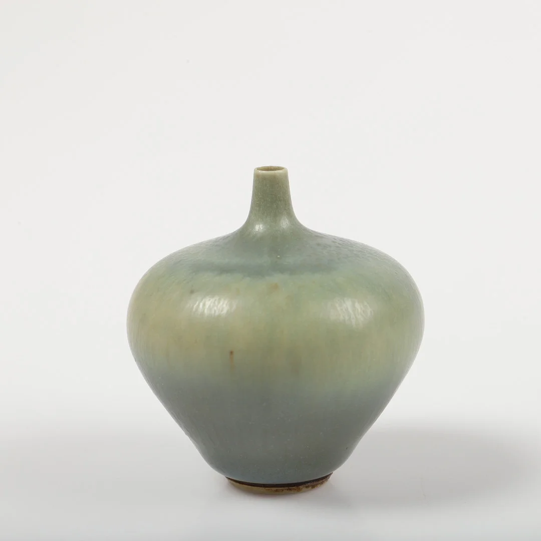 BERNDT FRIBERG. Miniatyrvas, glaserat stengods, Gustavsbergs Studio, signerad. — European — Helsingborgs Auktionskammare