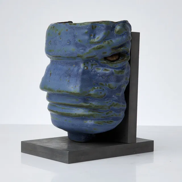 OIDENTIFIERAD KONSTNÄR. SKULPTUR, 1900-tal, i form av utdragen ansikte, massiv konstmaterial, på sockel, osignerad.