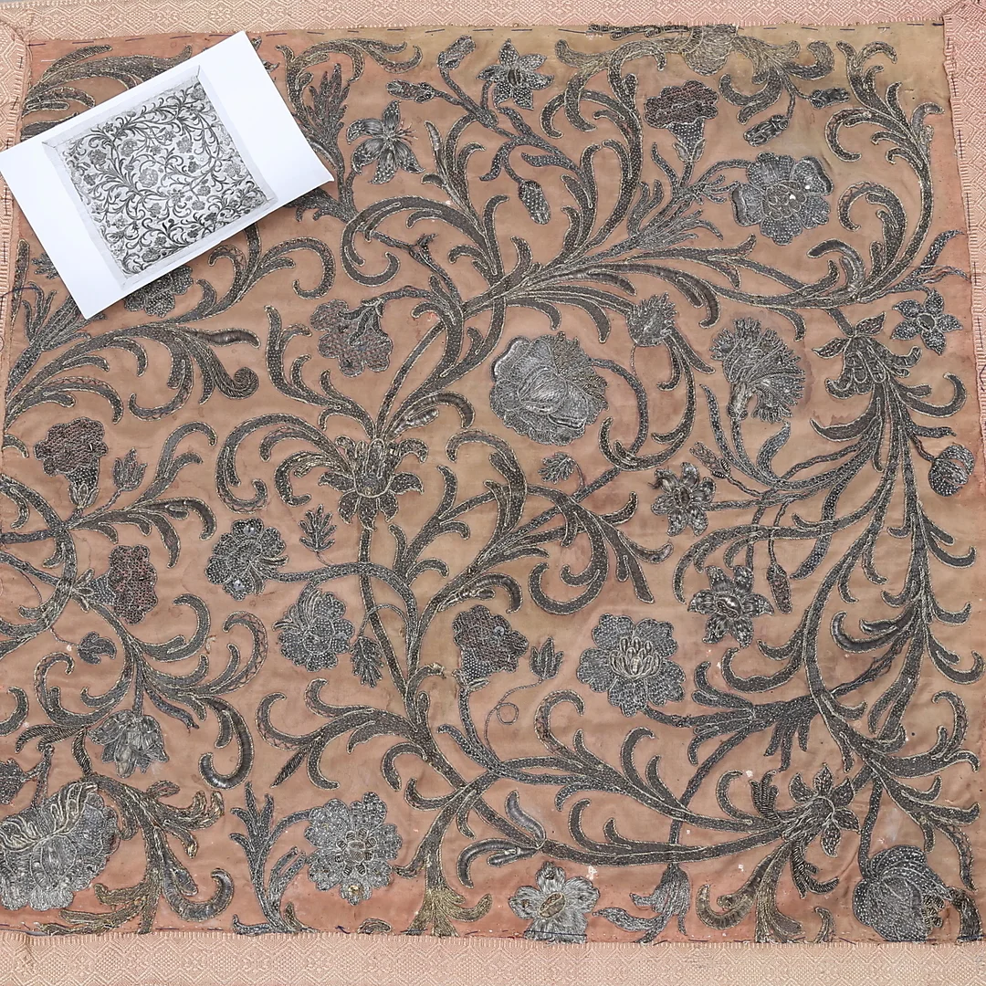 BRODERI, på siden, silver- och guldtråd, floralt motiv, troligen 1600-tal. — Textiles — Auktionshuset Kolonn