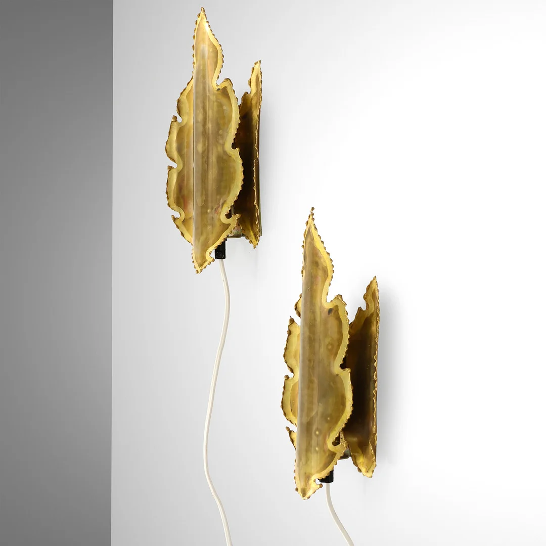 SVEND AAGE HOLM SØRENSEN (1913-2004). Et par væglamper af flammeskåret messing, model 5203, Holm-Sørensen & Pedersen Belysning, Danmark, 1960/70'erne, (2). — Wall Lights — Palsgaard Kunstauktioner